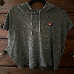 LOGO EMBROIDERY SLEEVELESS RELAXED CROPPED PULLOVER HOODIE